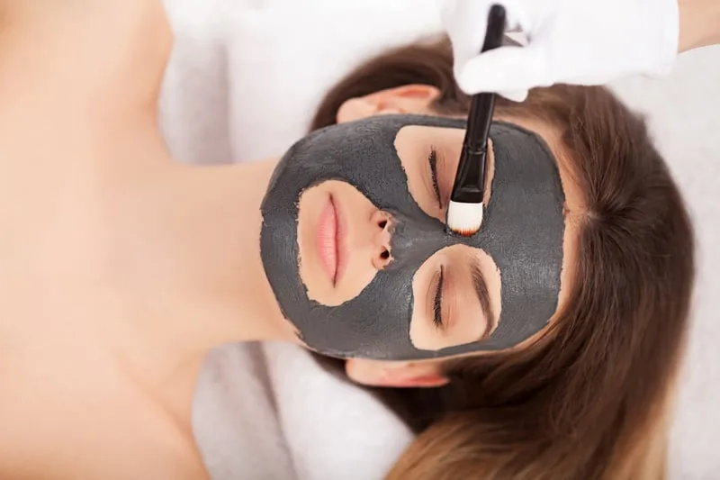 Karbonový peeling – nanášení uhlíkové masky štětcem